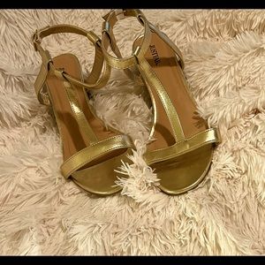 Casual yellow sandals size 10
